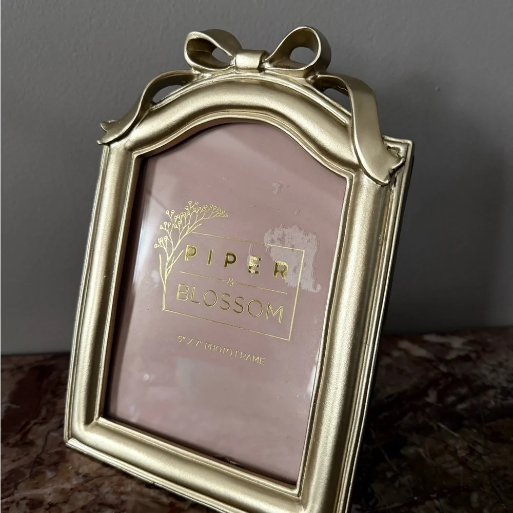 Gold Photo Frame with bow on top antique style for 5”x7” photo